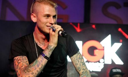 ชมคลิป Machine Gun Kelly ลงทุนสักชื่ออัลบั้มใหม่ที่หัวตัวเอง!